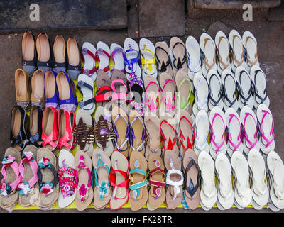 Vielzahl von bunten Damen Schuhe angeordnet Stock zum Verkauf auf einem am Straßenrand Markt in Mahabaleshwar, Maharashtra, Indien Stockfoto