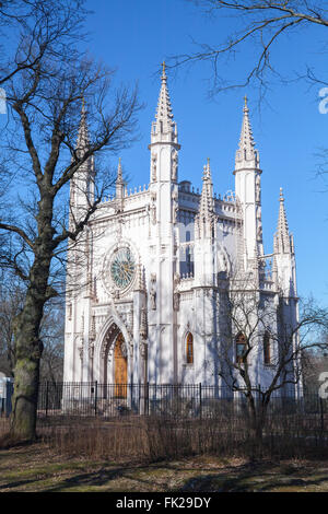 Gotische Kapelle in Peterhof. Es ist eine orthodoxe Kirche im Namen des Heiligen Alexander Nevsky, befindet sich in Alexandria Park von Pet Stockfoto