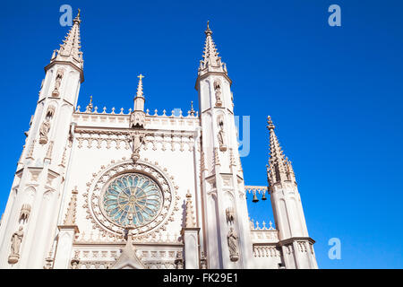 Fassade-Fragment der gotischen Kapelle in Peterhof. Es ist eine orthodoxe Kirche im Namen des Heiligen Alexander Nevsky Stockfoto