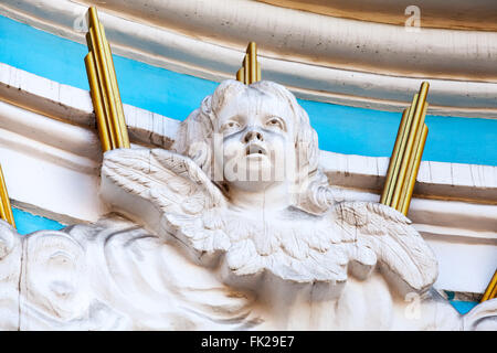 Dekoration-Details der Fassade der orthodoxen St.-Nikolaus-Marine-Kathedrale in St. Petersburg, Russland, Engel skulpturale Porträt Stockfoto