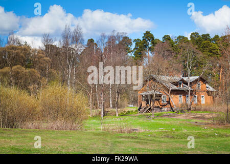 Russische ländlichen Landschaft mit alten Holzhaus in der Nähe von Frühlingswald Stockfoto