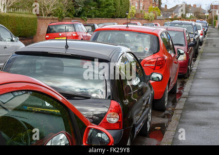 Auf der Seite einer Straße geparkten Autos Stockfoto