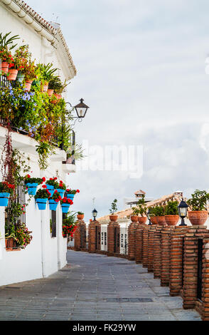 Blaue Töpfe von Mijas in einer Gasse, Andalusien, in der Nähe von Malaga, Spanien Stockfoto