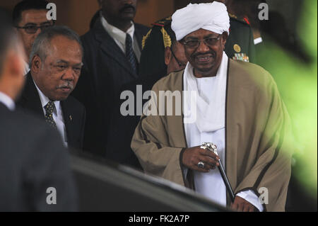 Jakarta. 6. März 2016. Sudans Präsident Omar Hassan Ahmad al-Bashir (R, vorne), begleitet von indonesischen Public Works Minister Basuki Hadi Muljono (L, vorn), kommt bei Flughafen Halim Perdana Kusuma in Jakarta, Indonesien, im 6. März 2016, an der 5. außergewöhnliche Organisation für Islamische Zusammenarbeit (OIC) Gipfel auf Palästina und Al-Quds Al-Sharif. Die 5. Sondergipfel der OIC ist vom 6 März bis 7. März in Jakarta Convention Center statt. © Veri Sanovri/Xinhua/Alamy Live-Nachrichten Stockfoto