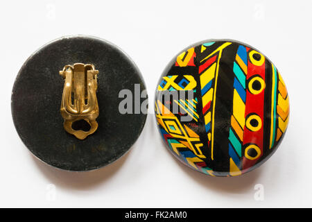 bunte Ohrclips, zeigt Vorder- und Rückseite, isoliert auf weißem Hintergrund Stockfoto