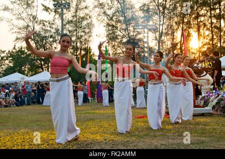 Traditionellen Lanna (Nord Thai) tanzen auf der Thailand International Ballon Festival 2016 in Chiang Mai. Stockfoto