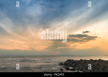 Atemberaubende Sonnenuntergang Landschaftsbild Felsenküste in Dorset, England Stockfoto