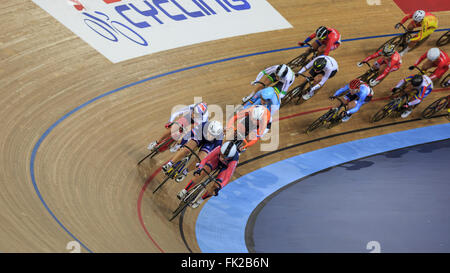 London, UK, 5. März 2016. UCI 2016 Track Cycling World Championships. Laura Kenny (Laura Trott) (Großbritannien) konkurriert in der ersten Runde des Frauen Omnium, der Scratch-Rennen. Belegte sie den 3. Platz hinter einer späten Spurt von Amalie Dideriksen (Dänemark) und Simona Frapporti (Italien) und liegt 2. Platz nach Tag eins - Ebene auf Punkte mit amerikanischen Sarah Hammer. Bildnachweis: Clive Jones/Alamy Live-Nachrichten Stockfoto