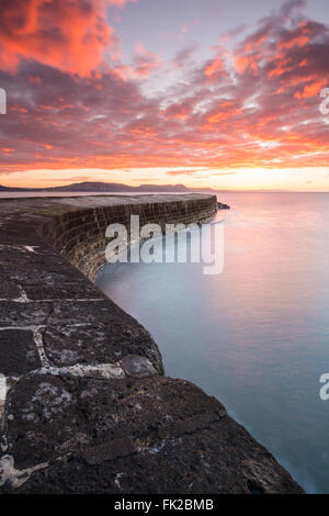 Die Cobb, Lyme Regis Dorset 6. März 2016.  UK-Wetter: Der historische Cobb Hafenmauer bei Lyme Regis in Dorset, mit einem roten Himmel über die spektakuläre Küste der Jurassic Coast Momente vor Sonnenaufgang.  Bild: Graham Hunt/Alamy Live-Nachrichten. Stockfoto