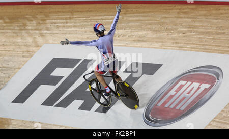 London, UK, 5. März 2016. UCI 2016 Track Cycling World Championships. Der Brite Jason Kenny feiert nach der Behauptung, die Goldmedaille im Sprint der Männer; Australiens Matthew Glaetzer 2: 1 in der Best of drei Finale zu schlagen. Jason Kenny ist der amtierende Olympiasieger in der Disziplin und gewinnt das Regenbogen-Trikot er zuletzt im Jahr 2013 gewann. Bildnachweis: Clive Jones/Alamy Live-Nachrichten Stockfoto