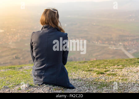 Mädchen auf der Wanderung die Aussicht von oben genießen Stockfoto