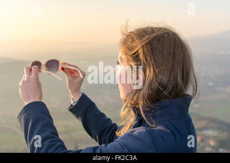 Mädchen auf Wanderung genießen die Aussicht von oben auf den Sonnenuntergang Stockfoto