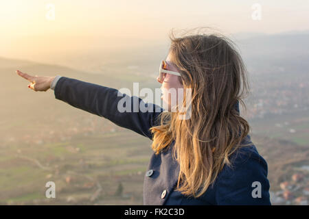 Mädchen auf der Wanderung die Aussicht von oben genießen Stockfoto