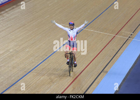 London, UK, 5. März 2016. UCI 2016 Track Cycling World Championships. Der Brite Jason Kenny feiert nach der Behauptung, die Goldmedaille im Sprint der Männer; Australiens Matthew Glaetzer 2: 1 in der Best of drei Finale zu schlagen. Jason Kenny ist der amtierende Olympiasieger in der Disziplin und gewinnt das Regenbogen-Trikot er zuletzt im Jahr 2013 gewann. Bildnachweis: Clive Jones/Alamy Live-Nachrichten Stockfoto