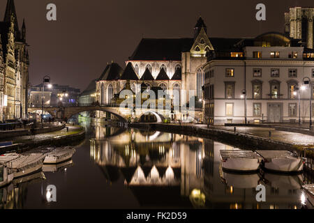 Blick auf Sint-Michielskerk (Sankt Michaels Kirche, Ghent) in Gent in der Nacht vom Graslei und Korenlei. Boote und othe Stockfoto