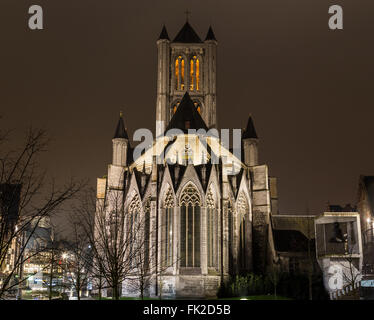 Sankt-Nikolaus Kirche im Zentrum von Gent-Stadt bei Nacht. Stockfoto