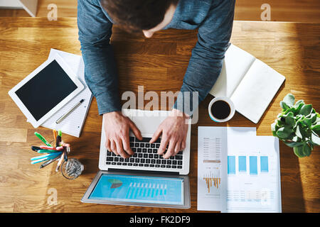 Hohe Sicht des Menschen, die Arbeiten am Laptop am Schreibtisch, Business-Erfolg-Konzept Stockfoto