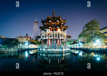 Traditionelle chinesische Gebäude und Teich in der Nacht, am 2/28 Peace Park in Taipeh, Taiwan. Stockfoto