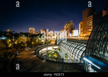 Das äußere des Da'an Park Station in der Nacht, in Taipei, Taiwan. Stockfoto