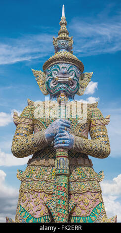 Dämon Guardian Wat Phra Kaew Grand Palace (Tempel des Smaragd-Buddha) Bangkok THAILAND mit Himmelshintergrund, Clipping-Pfad Stockfoto