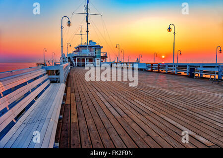 Sonnenaufgang am Holzmole in Sopot, Polen. Stockfoto