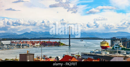 Panorama Stadt Stavanger mit Brücke, Norwegen. Stockfoto