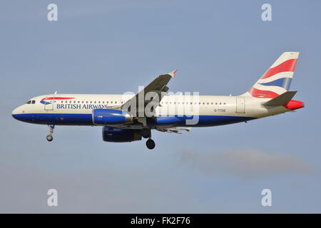 British Airways Airbus A320-200 G-TTOE landet auf dem Flughafen London Heathrow, Vereinigtes Königreich Stockfoto