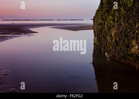 Mulberry Hafen bleibt prägen das Landschaftsbild in Arromanches-Les-Bains, aka Gold Beach, einem der verwendet in der Ally D - Strände Stockfoto