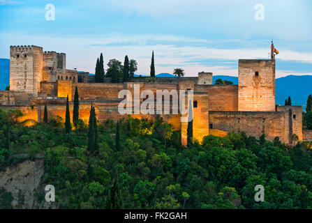 Abendlicht an der Alcazaba der Alhambra gegen die Sierra Nevada Gebirgskette, Granada, Andalusien, Spanien Stockfoto