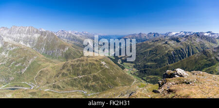 Panoramische Ansicht der Surselva, einem Tal, umgeben von Bergen in den Schweizer Alpen, Kanton Graubünden/Graubünden, Schweiz. Stockfoto