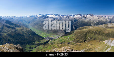 Panorama des Urserentals und die Stadt von Andermatt in den Schweizer Alpen, umgeben von Bergen. Kanton Uri, Schweiz. Stockfoto