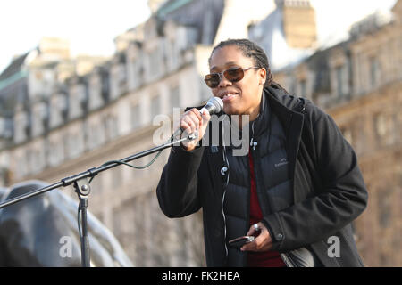 London, UK, 5. März 2016. Feministische Aktivistin Marai Laras Millionen Frauen steigen Demonstration verurteilen Gewalt gegen Frauen zu sprechen. Bildnachweis: Rastislav Kolesar/Alamy Live-Nachrichten Stockfoto