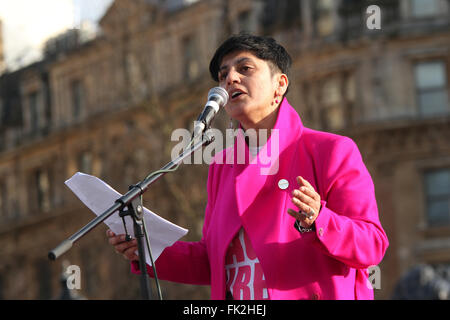 London, UK, 5. März 2016. Feministische Aktivistin Anjum Mouj sprechen bei Millionen Frauen steigen Demonstration verurteilen Gewalt gegen Frauen. Bildnachweis: Rastislav Kolesar/Alamy Live-Nachrichten Stockfoto