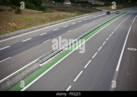 Autobahn durch Frankreich im Sommer. Ansicht von oben Stockfoto