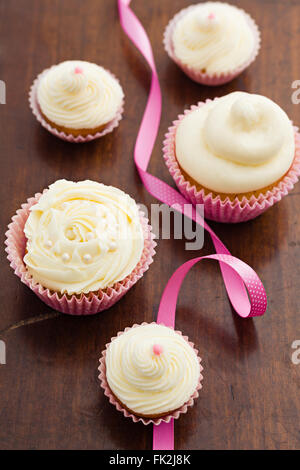 Muffins auf Holztisch Stockfoto