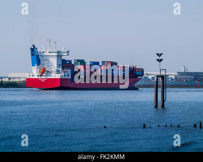 Feederschiff Navi Baltic an der Elbe ausgehend vom Hamburger Hafen. Stockfoto