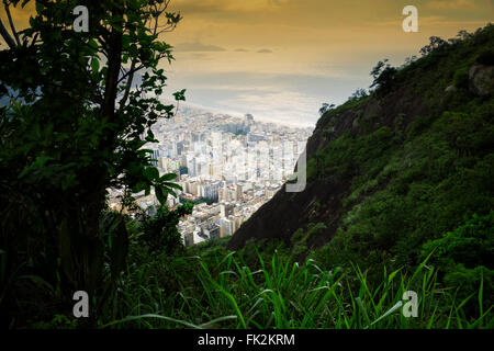 Copacabana aus dem Regenwald in Rio Stockfoto