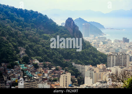 Morro de Sao Joao (im Vordergrund) und Favela, Copera und der Morro do Leme Hügel in Rio de Janeiro. Der Regenwald des Tijuca National Park Stockfoto