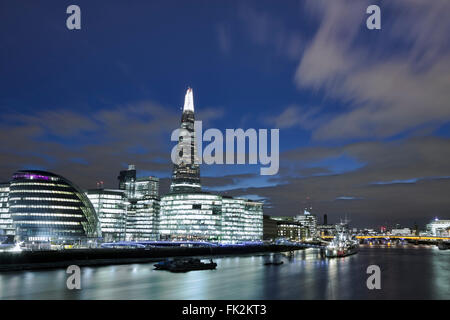 Blick auf das Südufer der Themse in Southwark in der Nacht mit Rathaus und der Shard Stockfoto