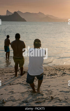 Fischer am Strand in Niteroi Stockfoto