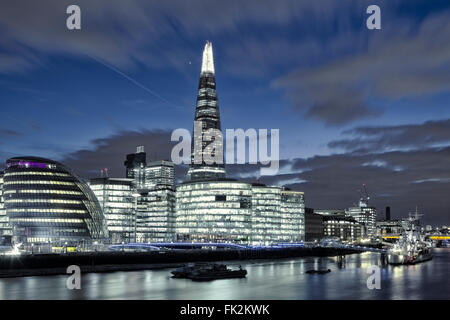 Die Skyline von London in Southwark zeigt die Scherbe und City Hall, in der Nacht Stockfoto