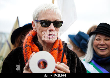 Die Schaufel bei mehr London, UK 6. März 2016 Annie Lennox, OBE schottische Sängerin, Songwriter, politischer Aktivist und Philanthrop bei der Versammlung. Suffragetten, Prominente und Politiker auf einen Muttertag "Walk In Her Shoes" März Charity CARE International UK im Rahmen der Solidarität mit Frauen und Mädchen weltweit veranstaltete leiden überproportional unter Armut und Diskriminierung zu sammeln. Bildnachweis: Dinendra Haria/Alamy Live-Nachrichten Stockfoto