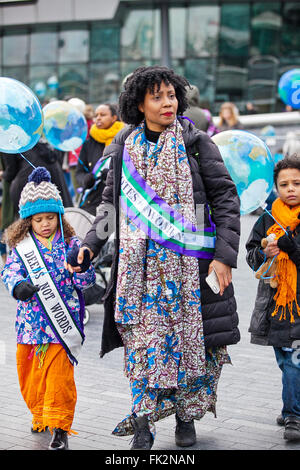 Die Schaufel auf mehr London, UK 6. März 2016 Suffragetten, Prominente und Politiker versammeln sich auf einen Muttertag "Walk In Her Shoes" März Charity CARE International UK im Rahmen der Solidarität mit Frauen und Mädchen weltweit veranstaltete, die überproportional von Armut und Diskriminierung zu leiden. Bildnachweis: Dinendra Haria/Alamy Live-Nachrichten Stockfoto