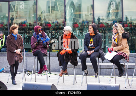 Die Schaufel bei mehr London, UK 6. März 2016 spricht (von links nach rechts) Natasha Walter, Leya Hussie, Annie Lennox, Sophia Sprechmann und Emma Barnett.  Suffragetten, Prominente und Politiker auf einen Muttertag "Walk In Her Shoes" März Charity CARE International UK im Rahmen der Solidarität mit Frauen und Mädchen weltweit veranstaltete leiden überproportional unter Armut und Diskriminierung zu sammeln. Bildnachweis: Dinendra Haria/Alamy Live-Nachrichten Stockfoto