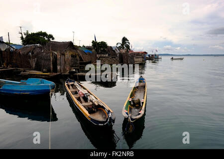 Traditionellen hölzernen Kanus vor Anker in Carti Sugtupu Insel San Blas Inseln eine indigene Provinz von Kuna Yala in Republik von Panama Stockfoto