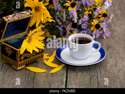 Schatulle, Kaffee und Blumenstrauß, Stockfoto