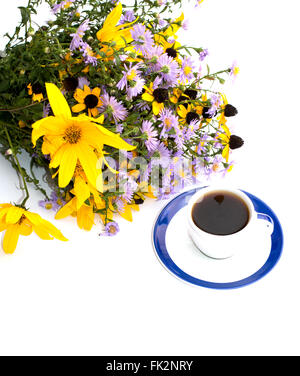Bouquet von wilden Blumen und Kaffee, Ansicht von oben isolieren Stockfoto