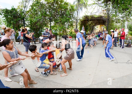 Trinidad, Kuba - 9. Januar 2016: Grundschulkinder, die mit der Aufsicht von Lehrern in die Kolonialstadt von spielen Stockfoto