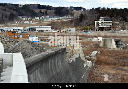 Miyako City, Japan. 4. März 2016. Eine Wohnprojekt wird auf einem Hügel, etwa 40 Meter über dem Stadtzentrum in der Nähe von Miyako City, Präfektur Iwate, Nordosten Japans auf Freitag, 4. März 2016 gebaut. Die unteren vier Stockwerke des Hotels, Hintergrund rechts, wurde vom Tsunami verschlungen. Am 11. März markiert Japan das fünfjährige Jubiläum von dem verheerenden Erdbeben und Tsunami, schlug die nordöstliche Region des Landes verließen mehr als 18.000 Menschen tot oder vermisst. © Natsuki Sakai/AFLO/Alamy Live-Nachrichten Stockfoto