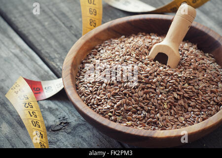 Leinsamen und Maßband, Reduktion Gewichtskonzept Stockfoto